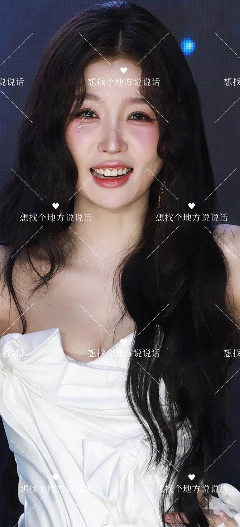 虞书欣左脸怎么凹进去了？之前还是圆润的 ​​​