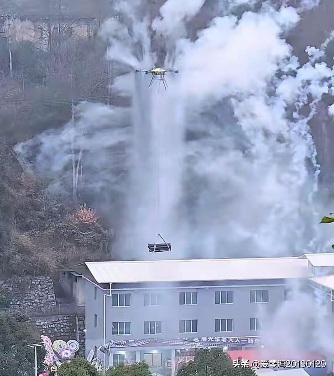 看到贵州遵义用无人机运棺材上山的新闻，想起了几年前去江西龙虎山旅游的时候看到的悬