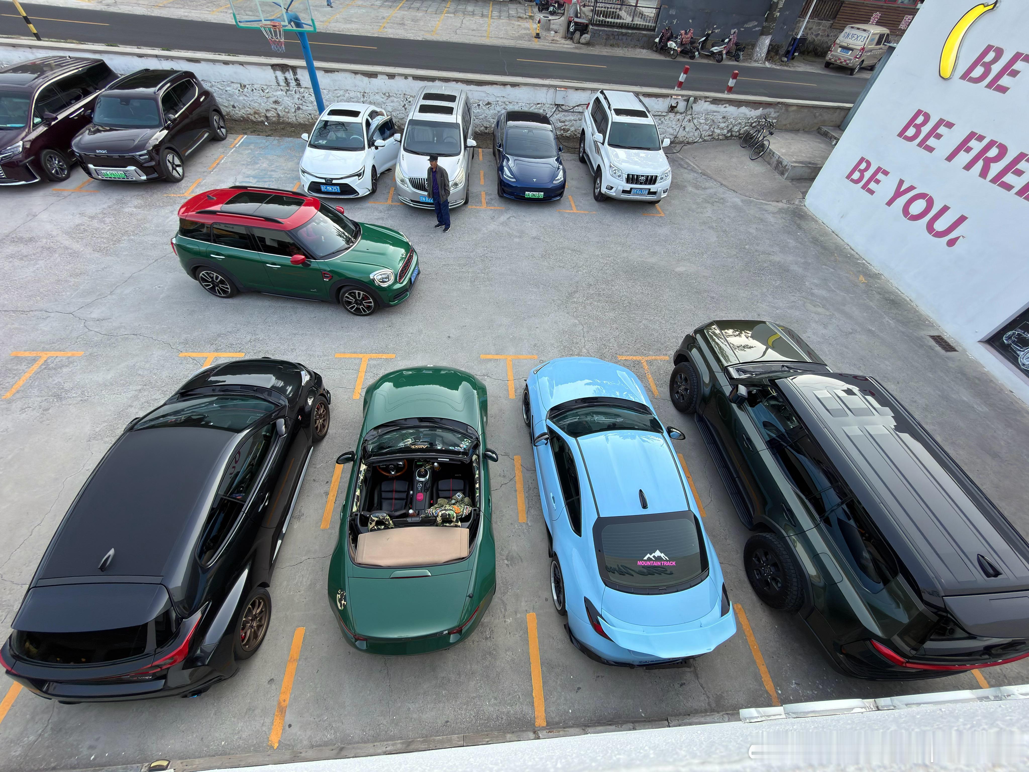 我发现对于有些性格的车，人们开始越来越接受各种各样的绿色，而从前我们只会觉得英国