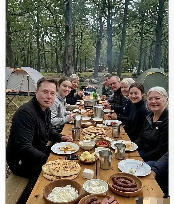 开心！看看亿万富翁马斯克搞个野炊也就这么回事，这才几个菜，连个素菜也没有，就这大