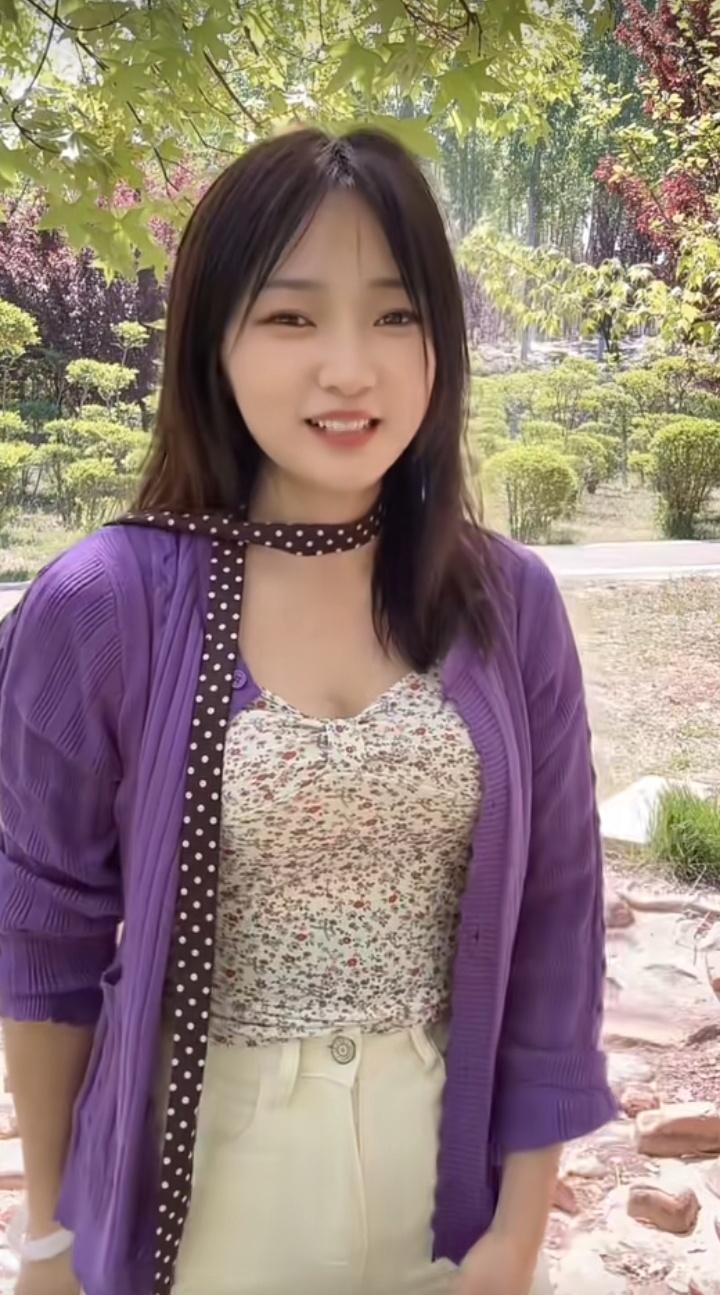 这位小姐姐在公园里拍照呢！中年女人有哪些吸引人的特点? 气质中年女性 气质女生拍