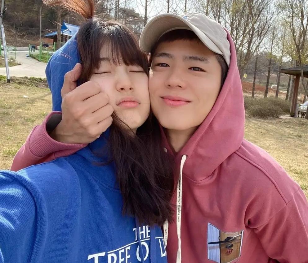 朴宝剑与裴秀智共同分享了一组超级自然甜蜜的情侣合照。这组照片中，两人紧密地贴脸自