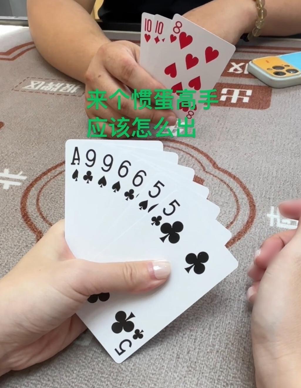 一眼看上去几乎全是死路，九成牌友扫完第一眼都断定黑方必输无疑。
表面上红方大牌