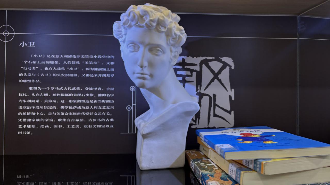 现在短剧较为流行，虽然有时候人们会感觉它拍得有点儿假，但很多人却抵挡不住它的魅力