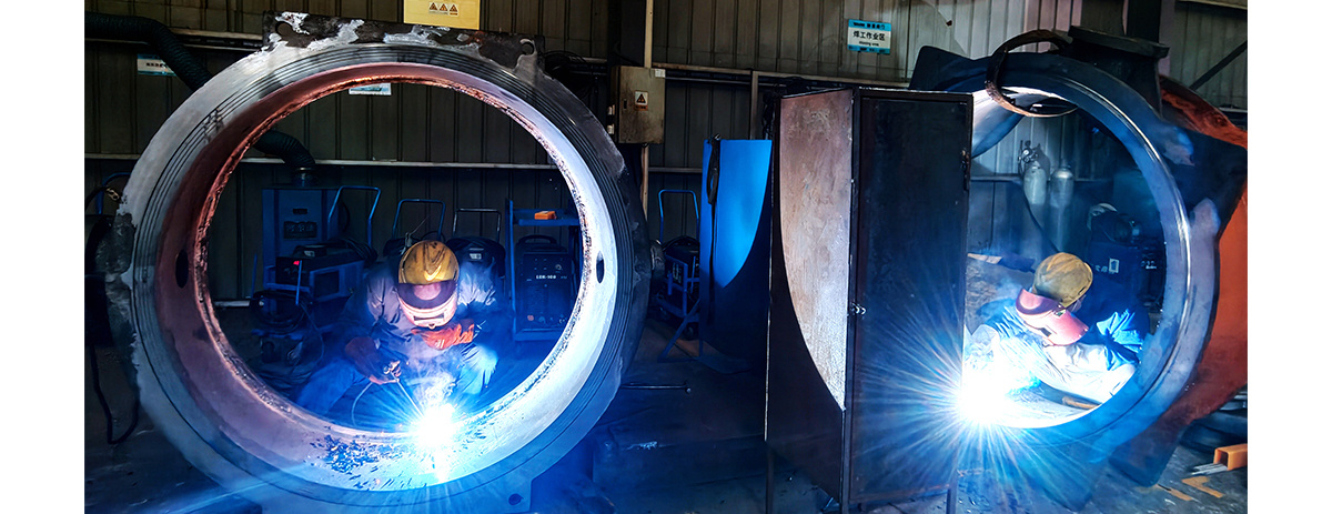 #无视特朗普关税中国工厂节前忙赶工#【春节前，中国工厂忙赶工，“仿佛特朗普关税不