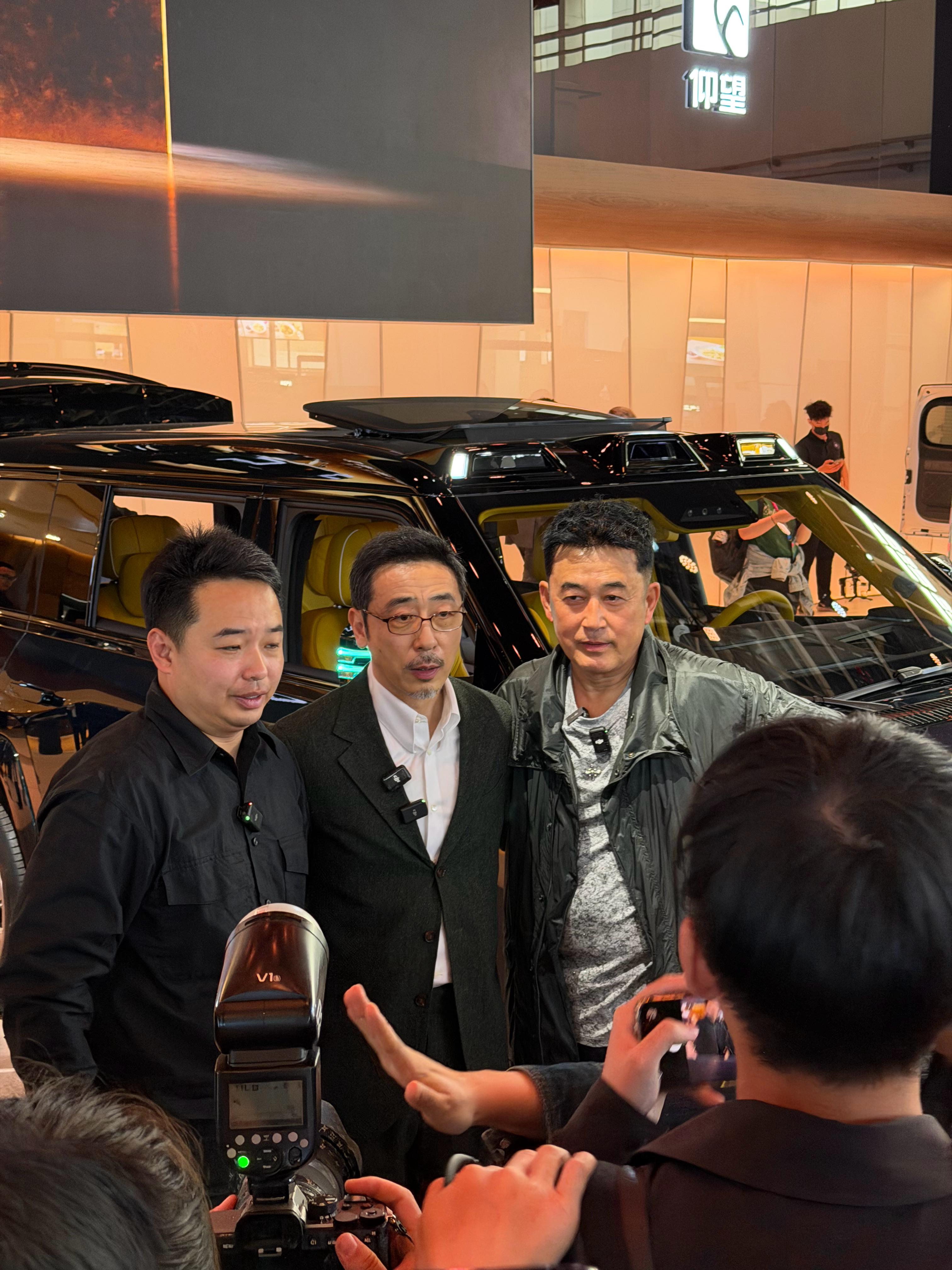 今天在北京车展仰望展台，真真切切感受到了什么叫中国豪车的“天花板”排面。2026