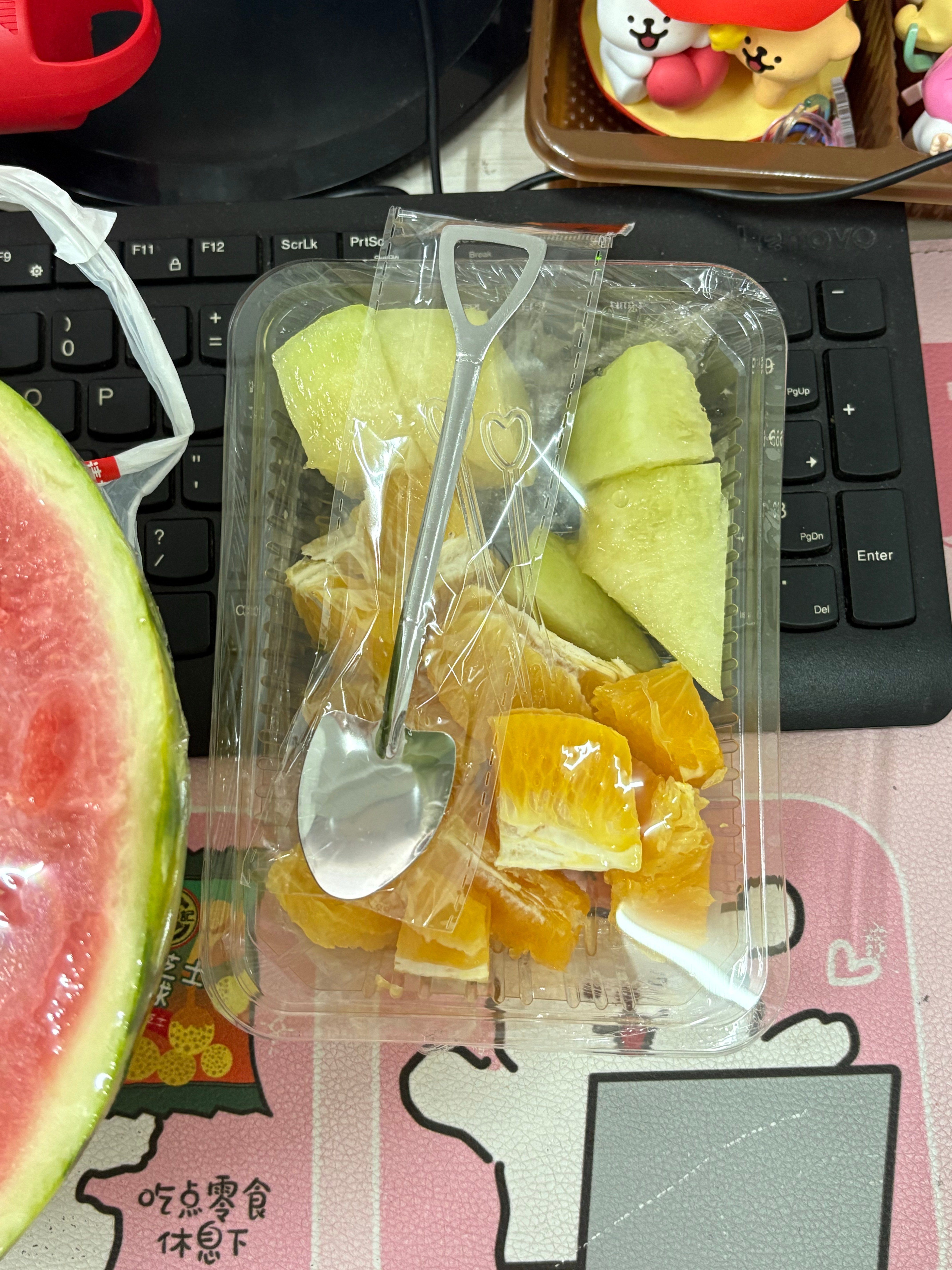佳佳给我买的水果啦让同事阿姨帮忙切瓜嘻嘻分享分享大大分享😋 