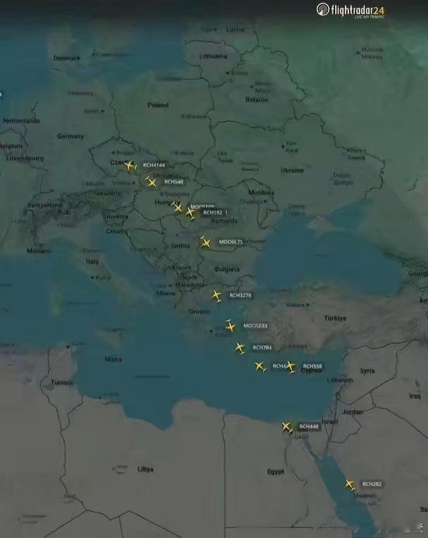 在美伊停火的这两个星期，美国空军C-17A大型运输机天天在美国、欧洲、中东之间密