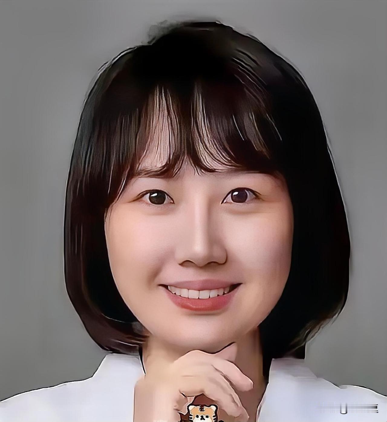 刚去翻了曾琦医生的底子，看完真挺五味杂陈的。
​眼科博士、副主任，这头衔在省内眼