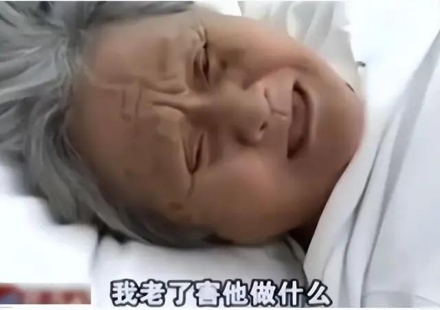 当代农夫与蛇！广东深圳，一位75岁大妈摔倒在地无人敢扶，她忍着疼痛大声喊道“救救