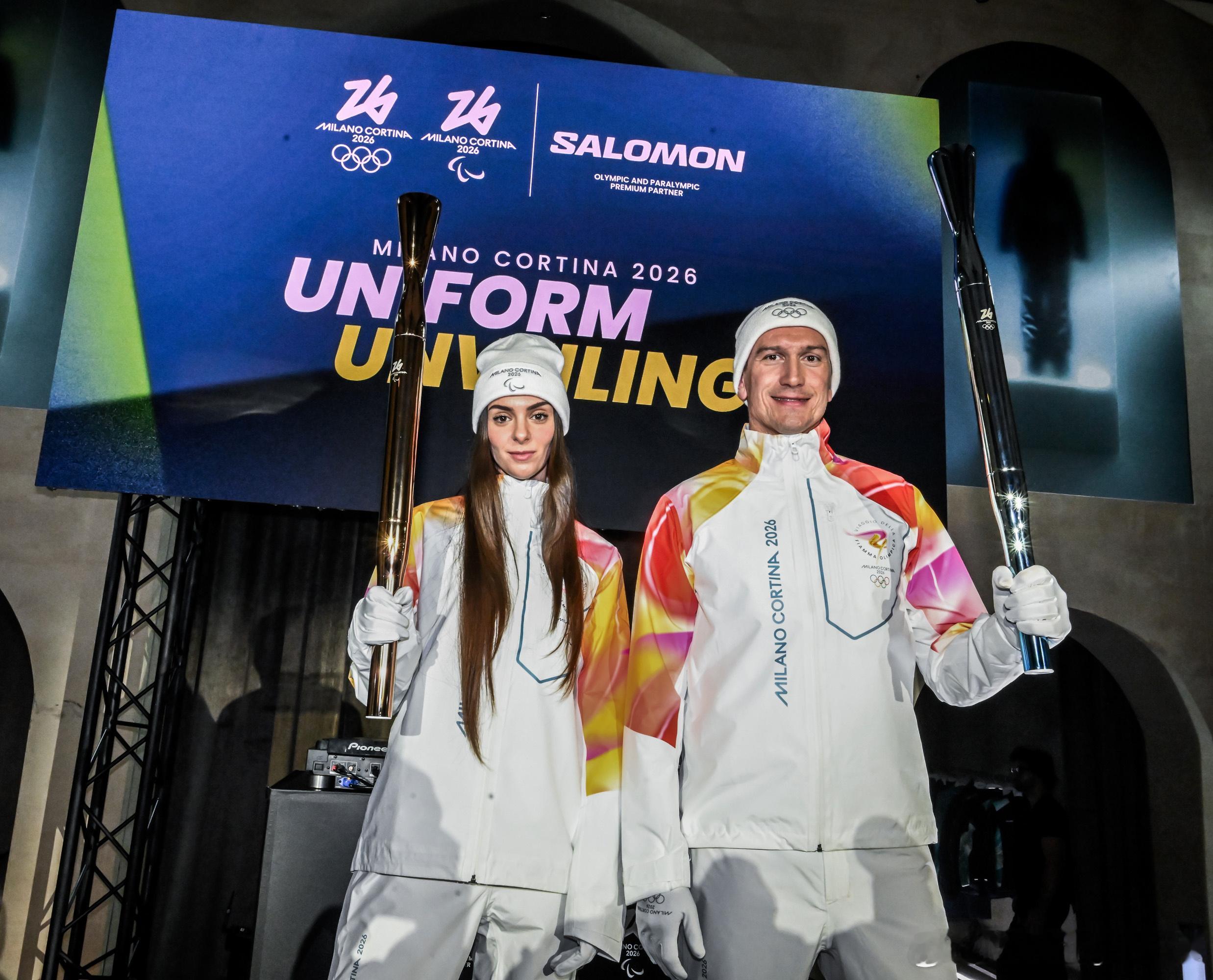 米兰冬奥组委在意大利米兰举行官方服装发布会，现场揭晓志愿者服装、工作人员服装和火