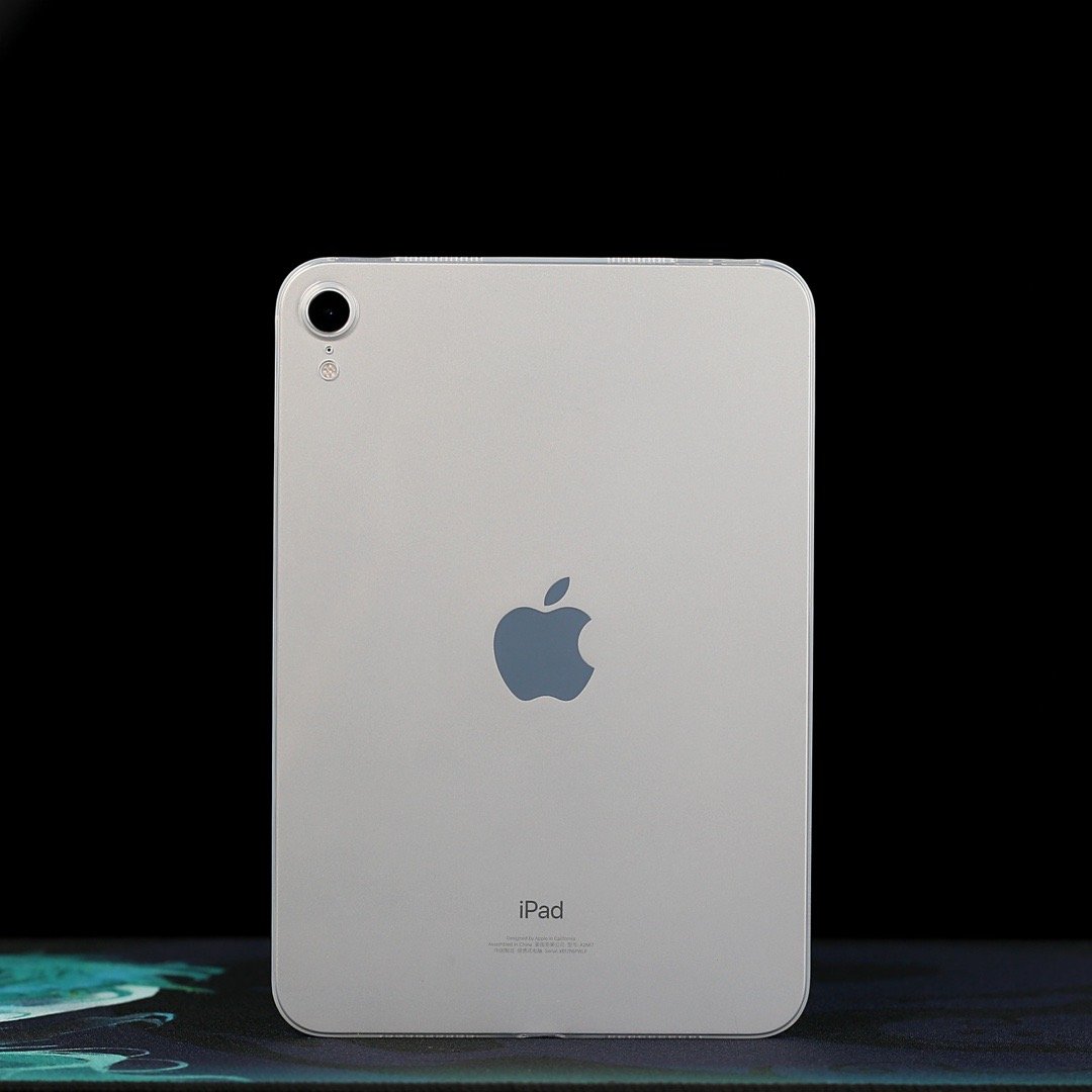 超薄不发黄的 iPad mini7/6 亮面晶透，包裹紧致贴合。贴上引磁片，轻松