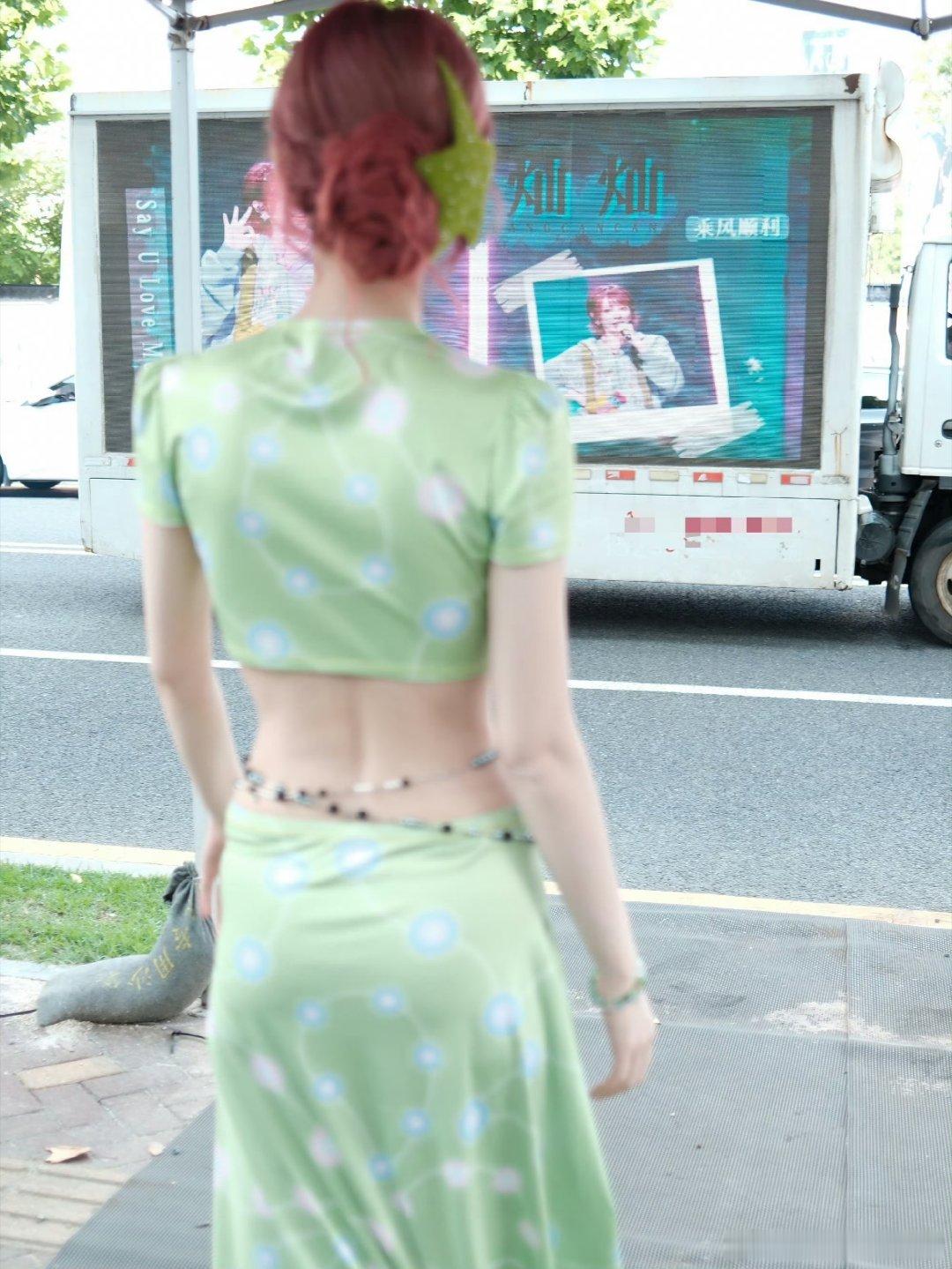 黄灿灿变绿灿灿谁说绿色显黑？黄灿灿这波直接把“热带风情”穿明白了！以前觉得她是清