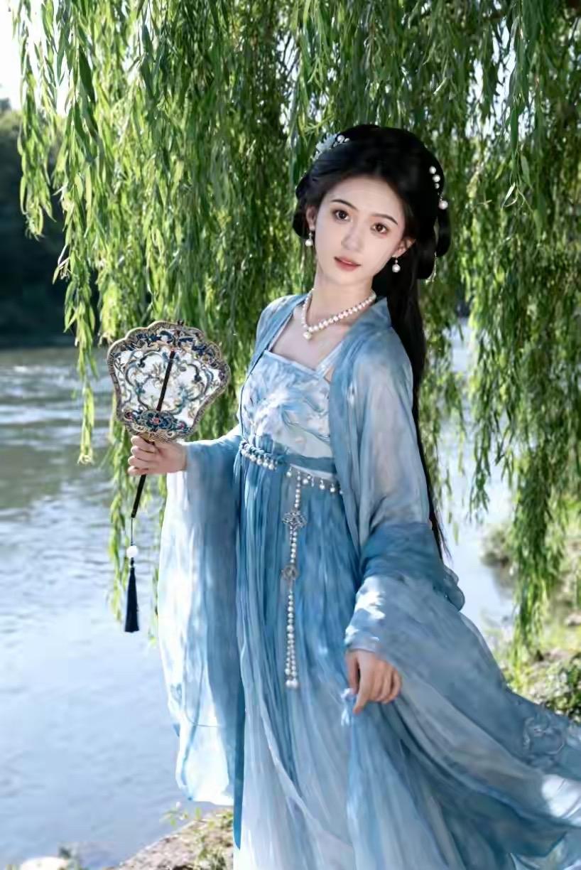 春雨浇田催苗长，
夏风送爽中耕忙。
横批：《春雨与夏风》