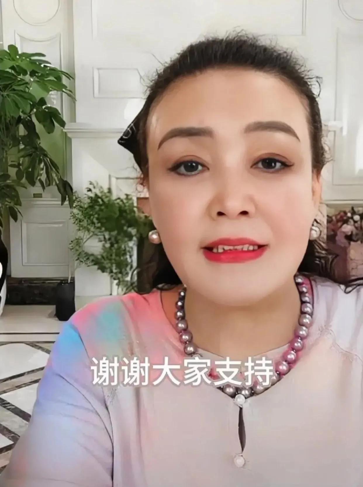 记者问王小菲：“大S告你侵犯隐私，你为什么不告她拿了抚养费又不好好带孩子。“汪小