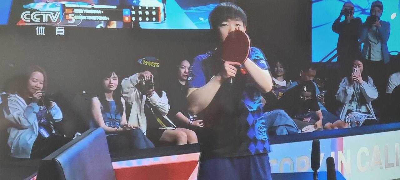 恭喜莎莎4:0横扫队友同同，轻松晋级四强！
说实话，能想到莎莎会赢同同，但是没有