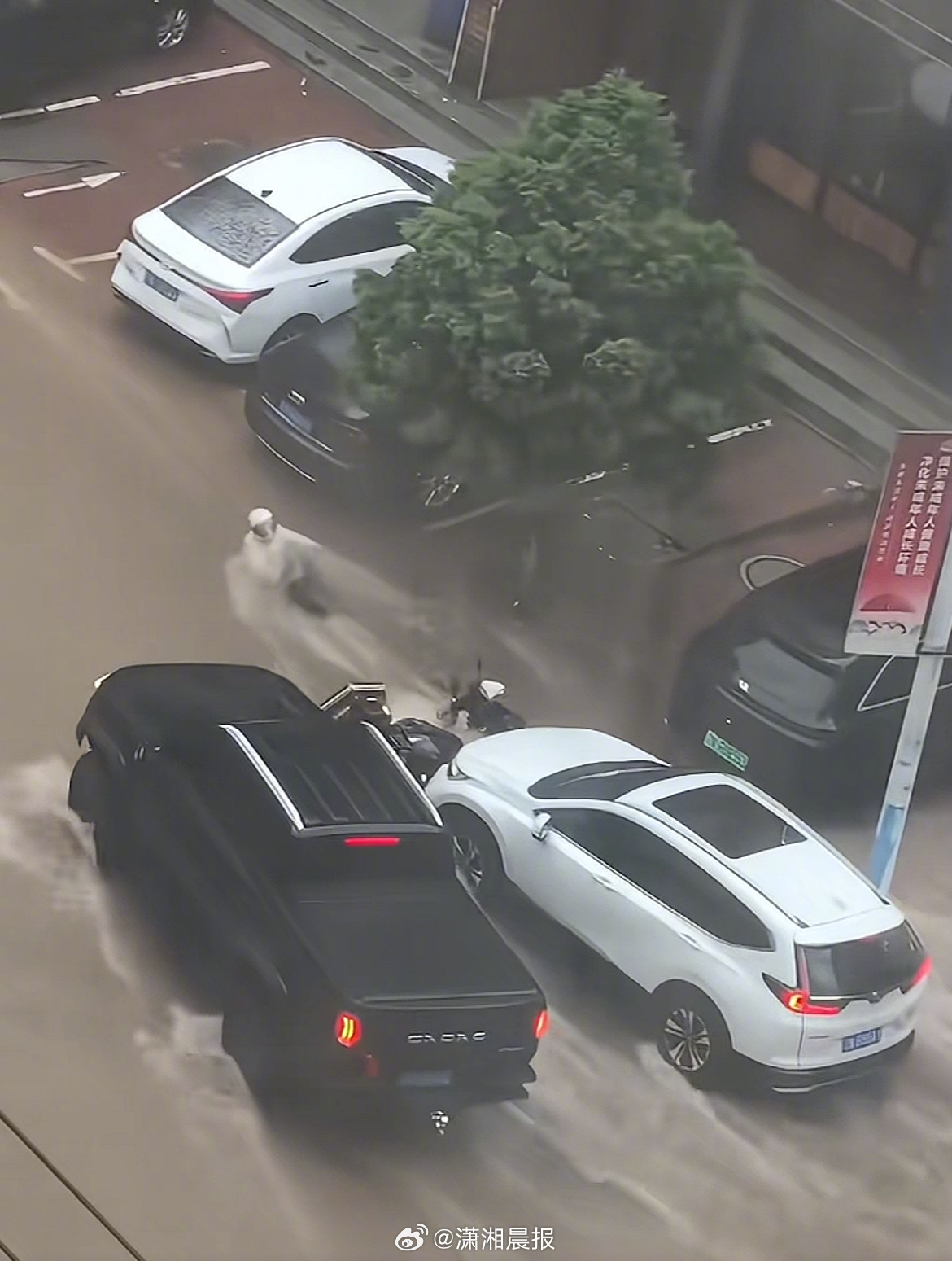 【#女车主暴雨积水中救人事后骄傲发文#】#女外卖员水中被冲走众人架胳膊救起#7月