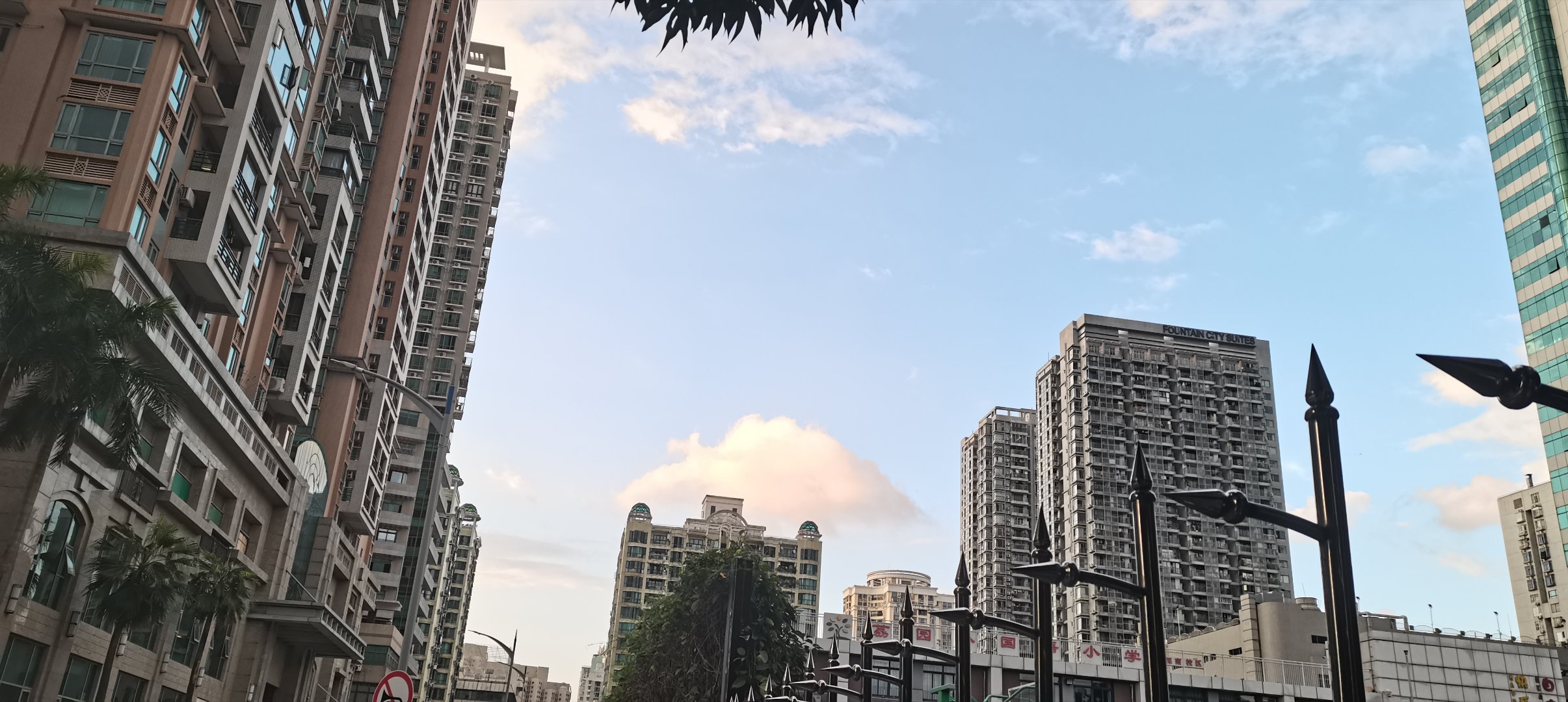 暮色漫过城市的上空，厚重云层层层铺开，留出几缕淡淡的天光。高楼刺破天际，平安金融