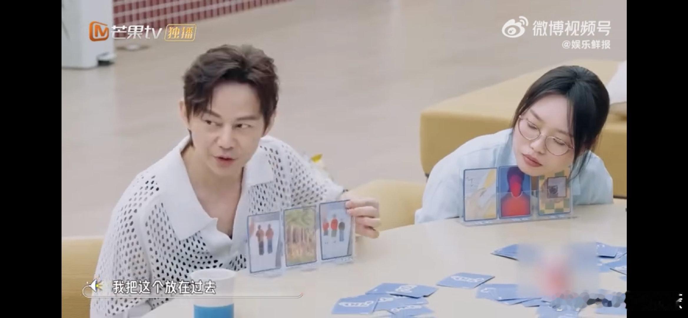 何炅这到底说的谁 何老师这爆料简直是大型“回忆杀+猜谜现场”，自己当年在三人组里