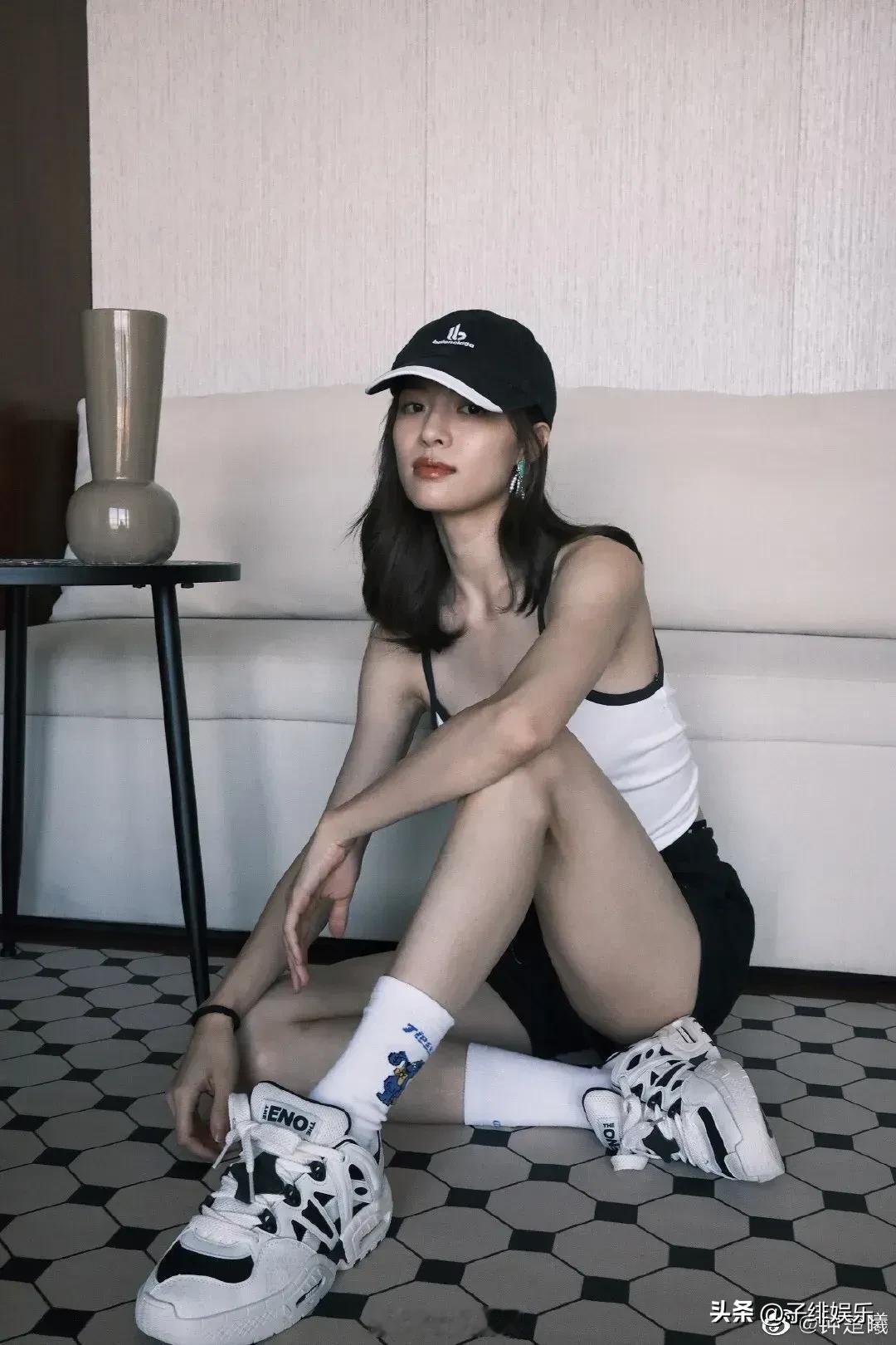 钟楚曦不是在健身的路上，就是在秀恩爱的路上。她是个漂亮的女孩，从头到脚都完美，一
