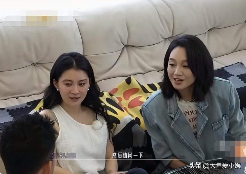 朱丹问李嘉格和小董：“你们俩是咋认识的？”小董：“我们俩有一个共同的朋友。嘉格来