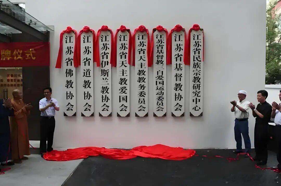 这件事我估计全世界没有第二个国家能完成（见附图）——————汉周读书 