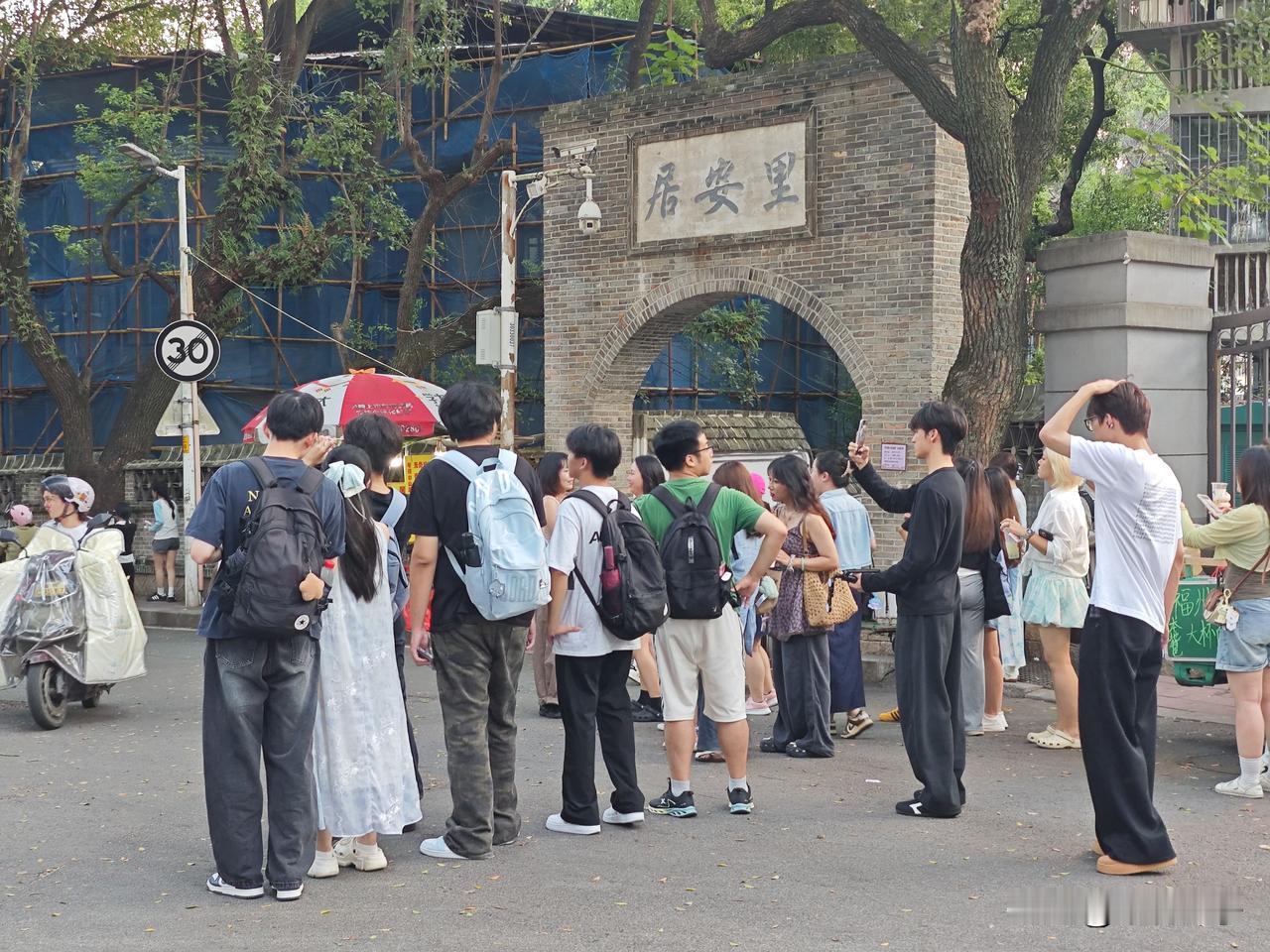 中秋三天假期，福州烟台山人山人海。热门的最美转角挤满打卡拍照的游人，一旁有间新开