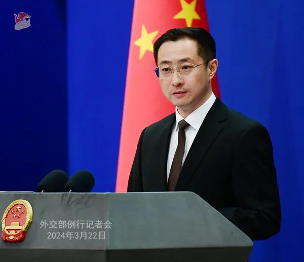 今天（3月22日）外交部发言人的例行记者会上，俄罗斯塔斯社记者问道：“据报道，中