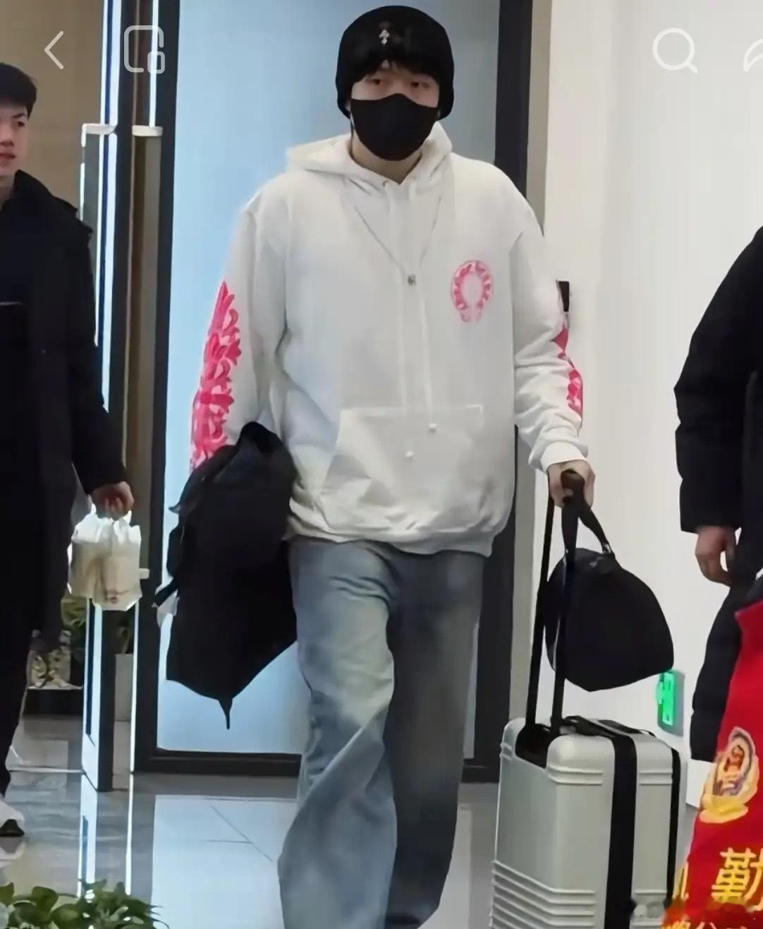 不懂就问，今天王楚钦、梁靖崑、林昀儒、四火哥、黄油、7号为啥在南京南站坐高铁出行