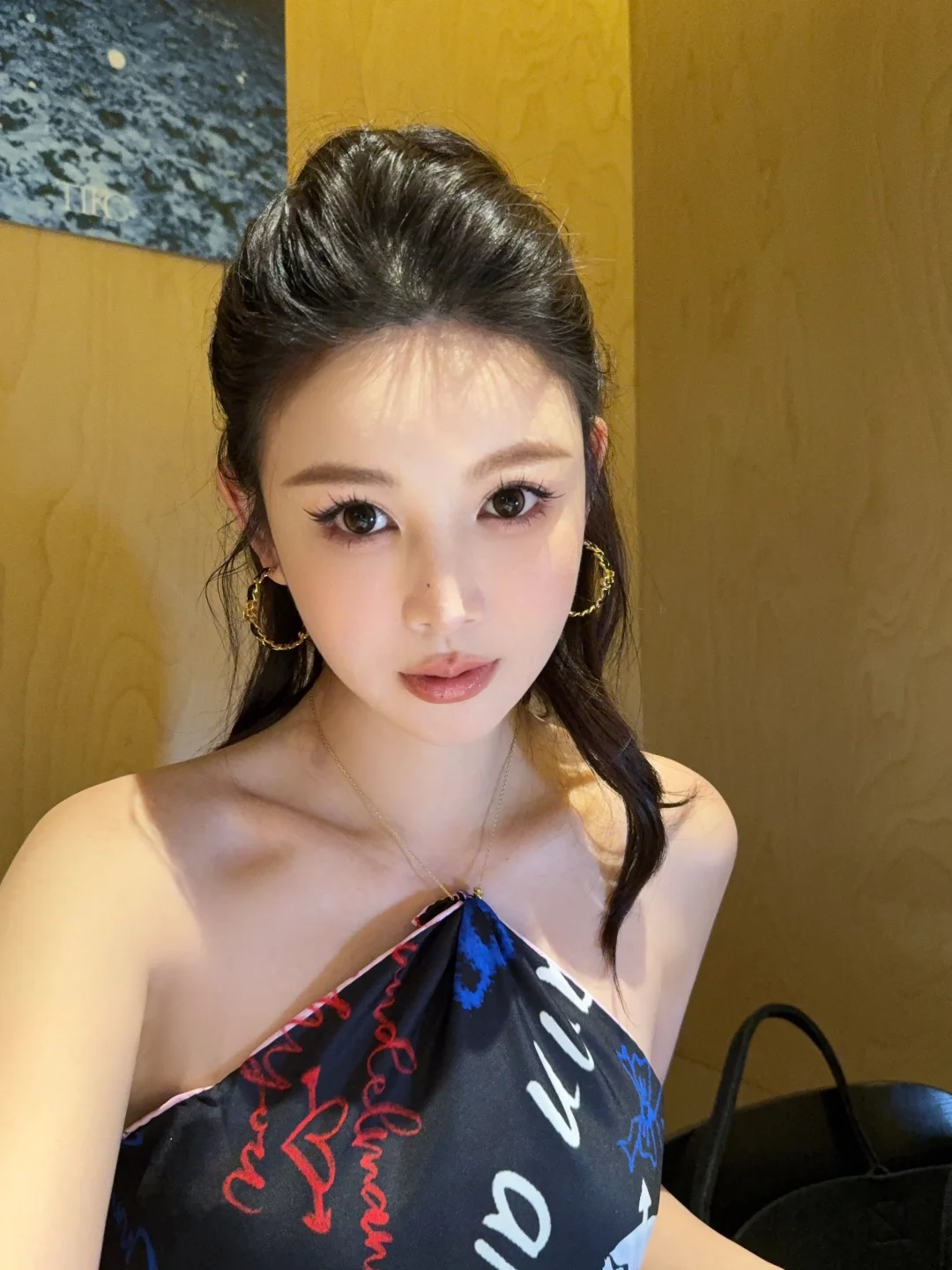 不知道 反正我的妆容很曼妙