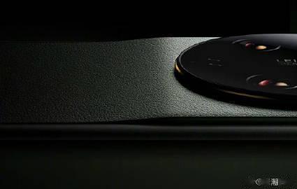 图1就看得清楚一些了，机身背部是连贯的曲线弧度设计。 