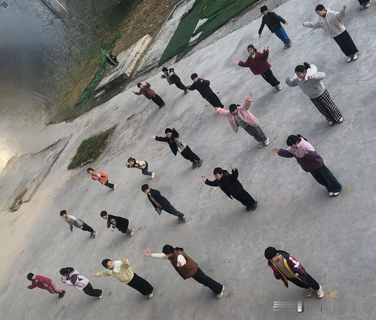 为教师“减负”之后，谁该接住这些活？教师减去的负担，正在流向这三个角落


给教