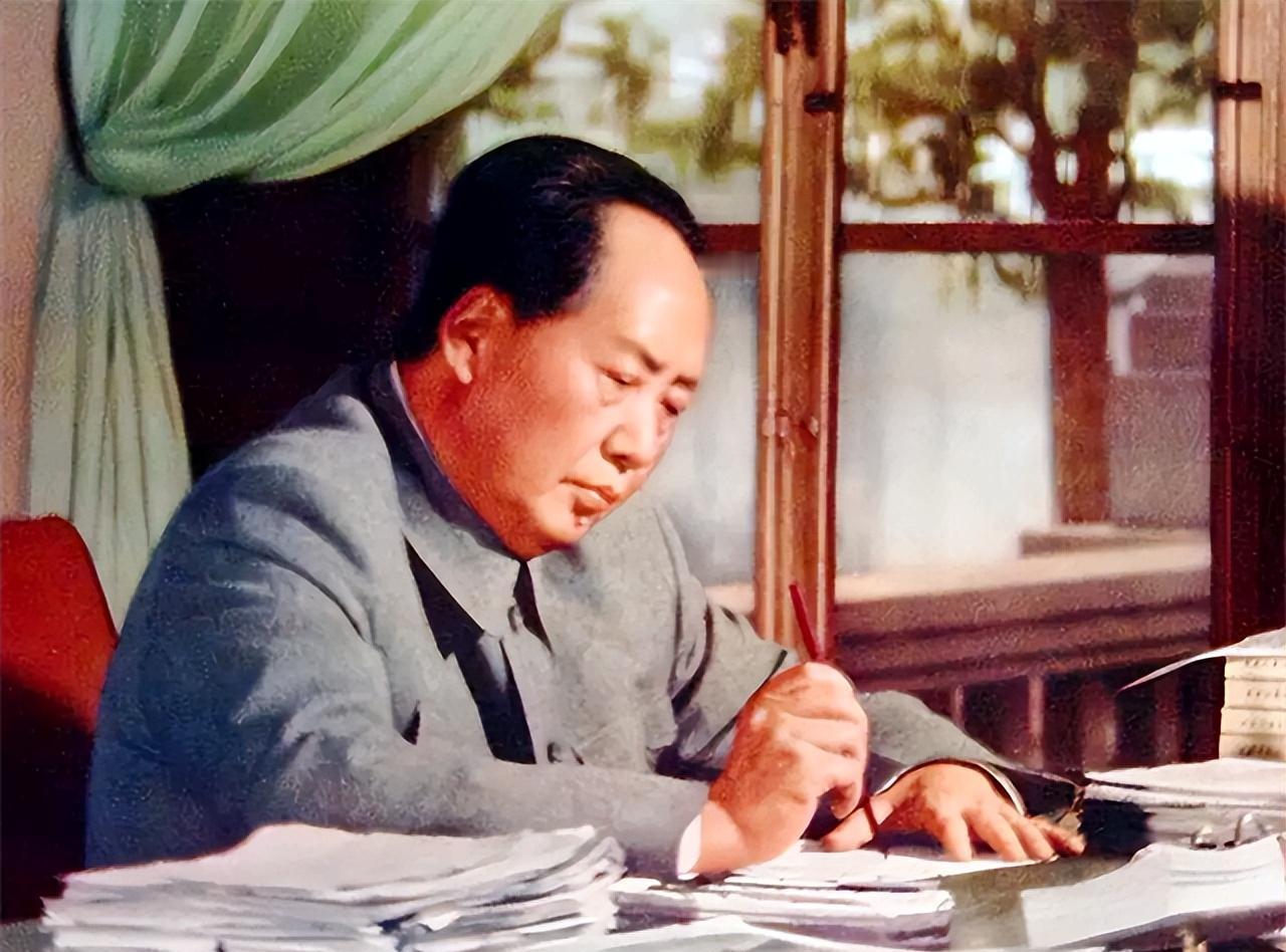 毛主席为什么不选择故宫，而是选择和故宫一墙之隔的中南海作为办公的场所呢？而且一辈