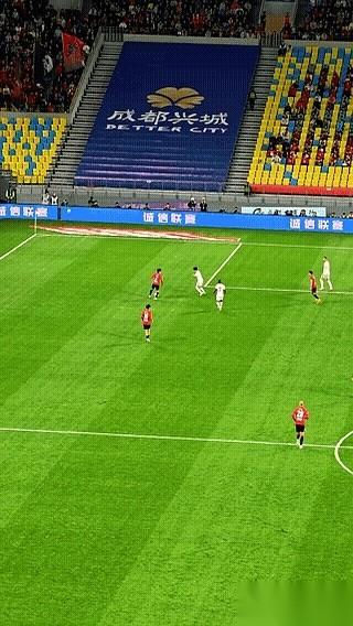 左路那道传中球，像长了眼睛，绕开所有人，就往拜合拉木的脑门上送。
这饼喂得，就差