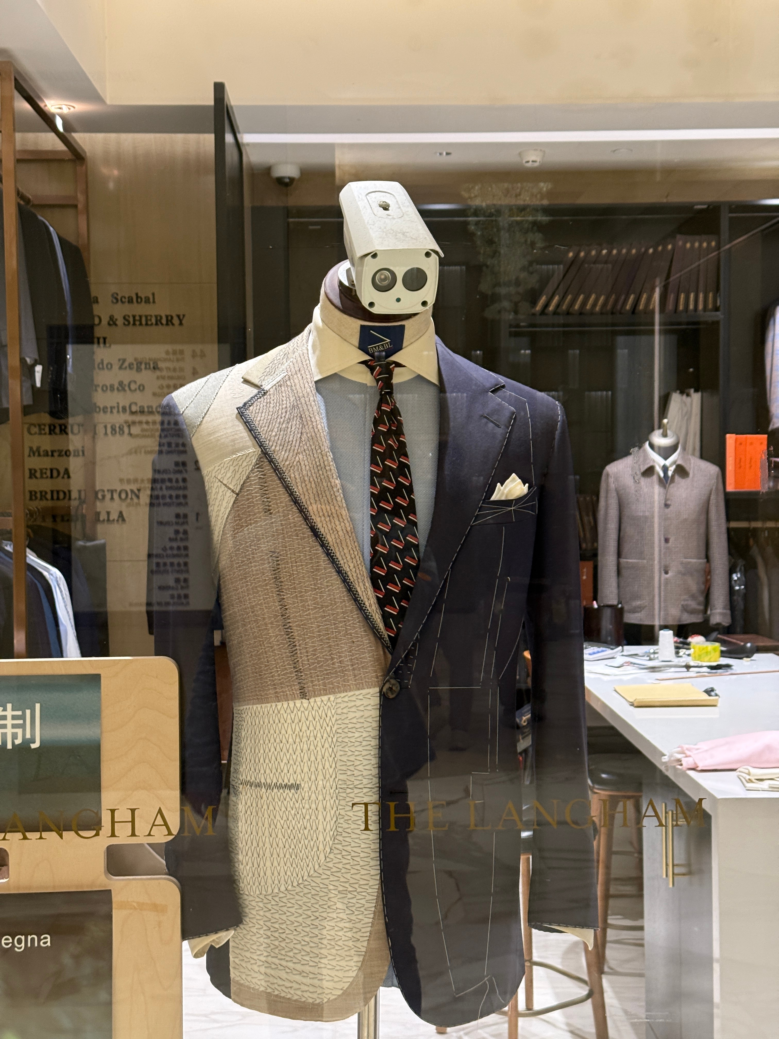 传说中脸上长摄像头的男人，原来是真实存在的[哈哈][哈哈][哈哈]迷惑行为大赏 