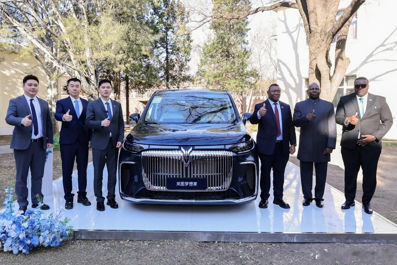 刚刷到岚图给赞比亚驻华大使馆交付梦想家的消息，还挺有感触的。作为国家队背景的高端