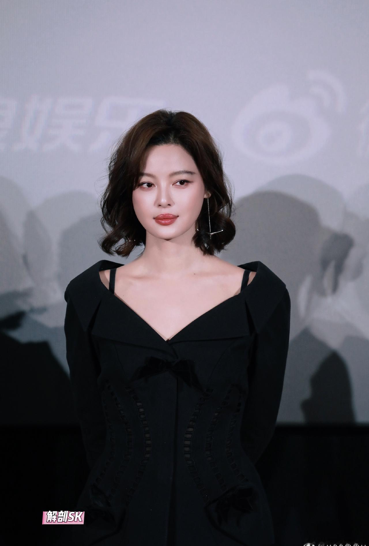 辛芷蕾你这么亲郑希怡咋招架成年人的友谊能这么松弛太可了，不用端着，想亲就亲的默契