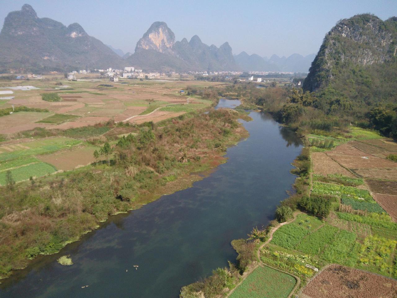 秋时一片翠，冬来土翻碎。都知地梨美，个个皆汗水。新年快乐啊，