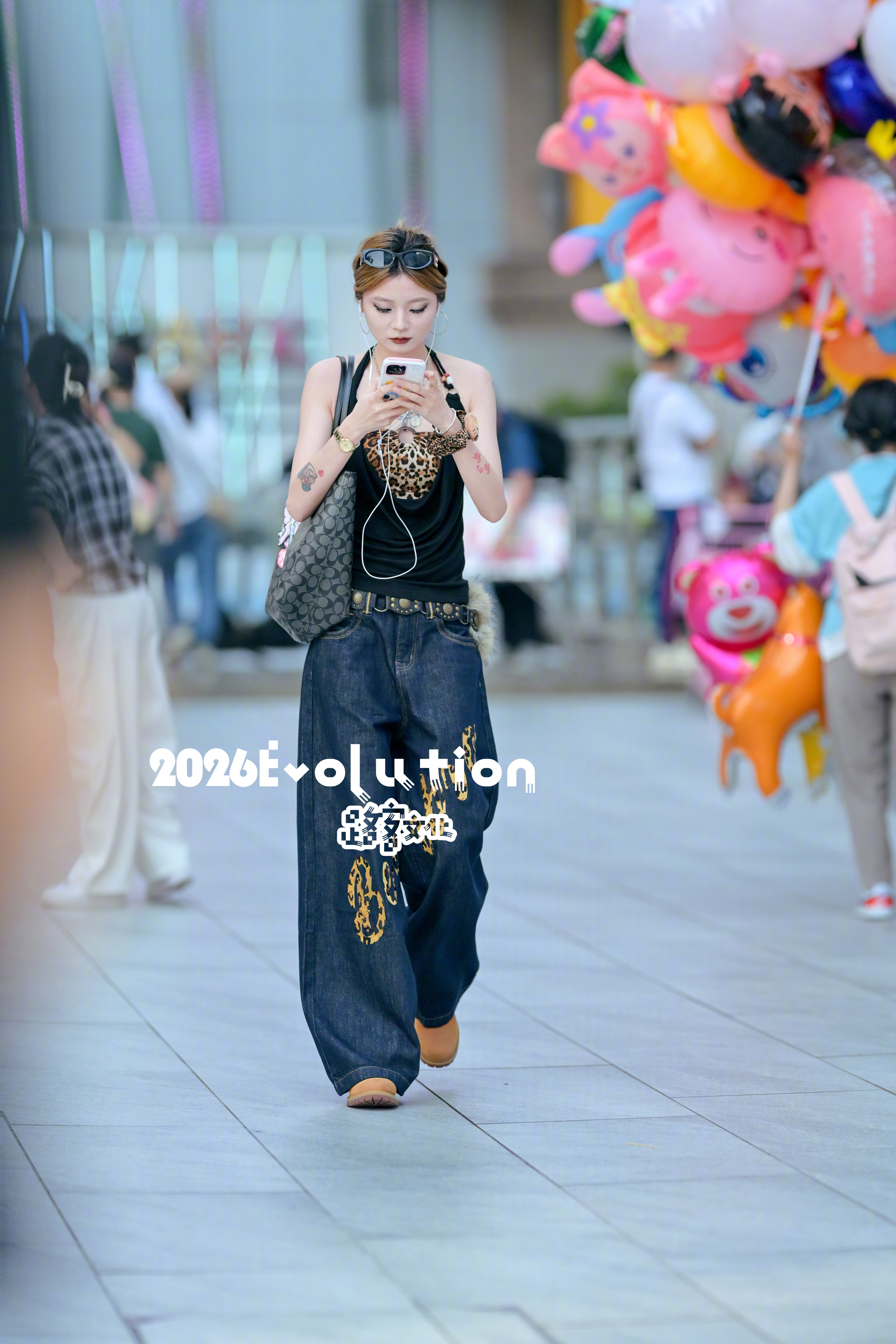 看手机好认真的样子 