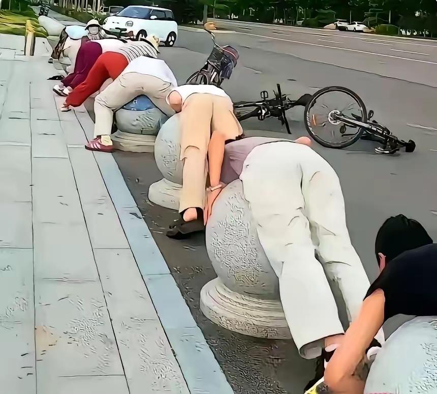 哇塞！这几位大妈是在修炼什么“神功”吗？
见过露背晒背的，还真没见过组团躺石墩的