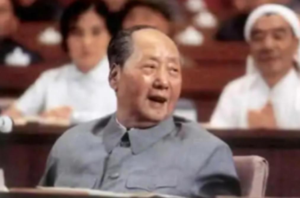 1981年，有人想动手否定毛主席，胡乔木提出不再称“毛主席”，改叫“毛泽东”，但