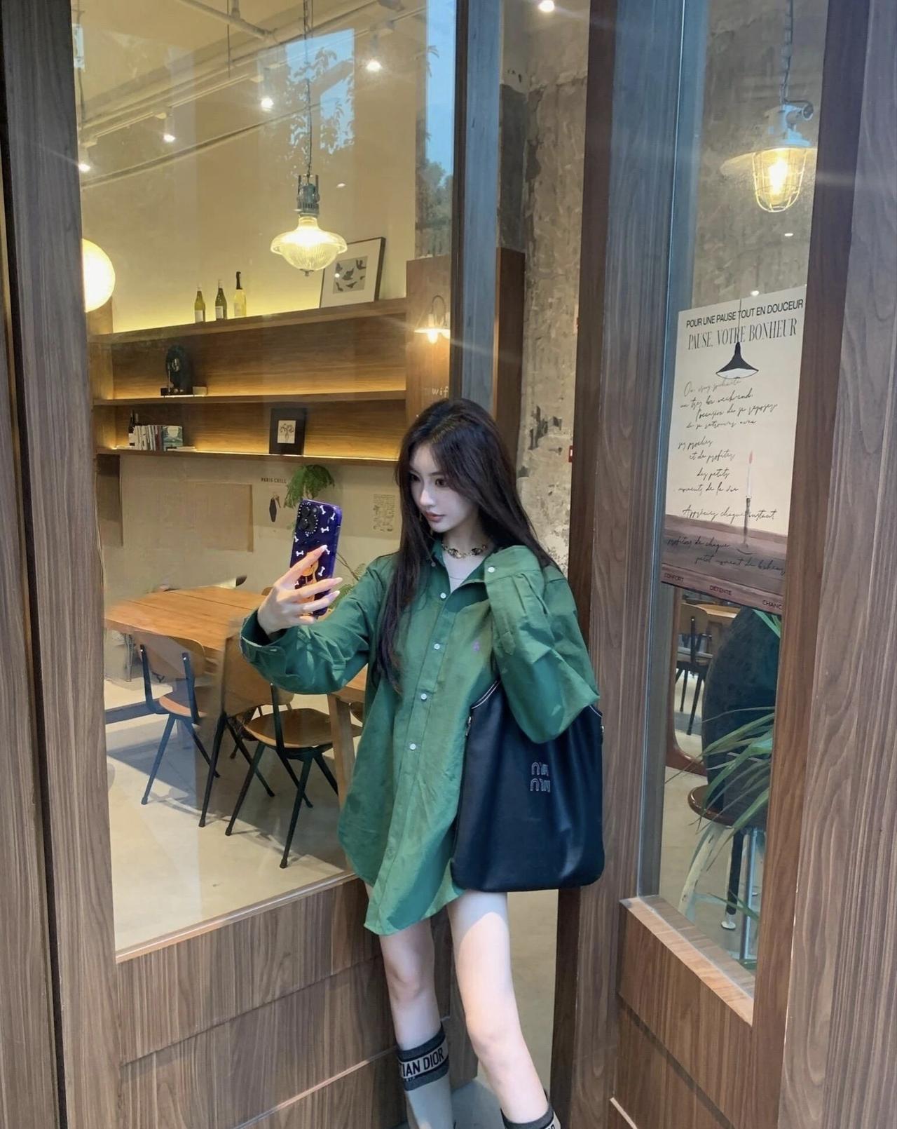 清新绿外套搭配黑色包包，元气满满的一天！🌿👗👜