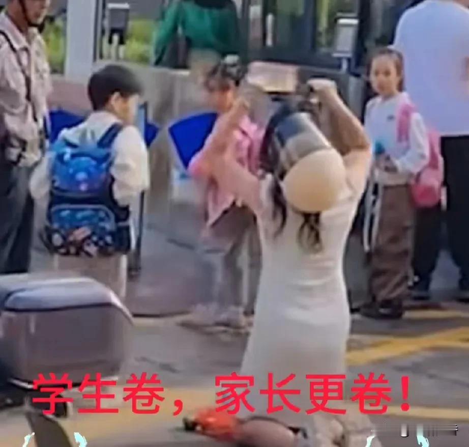 校长，我求你了，取消钉钉吧！
近日，浙江台州一女子跪在学校门口，喊声撕心裂肺求，