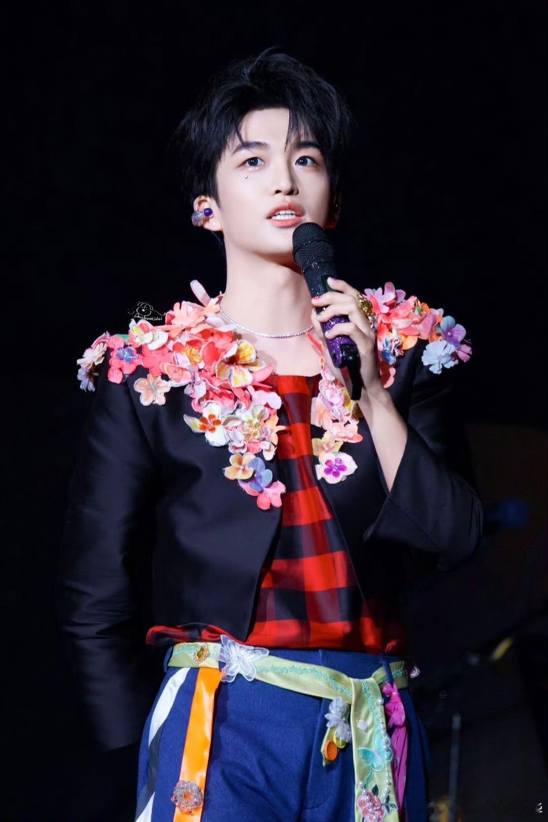 黄子弘凡演我听八卦的反应 被黄子弘凡演到了！听八卦忘我，三个他同步吃瓜，看到鸟巢