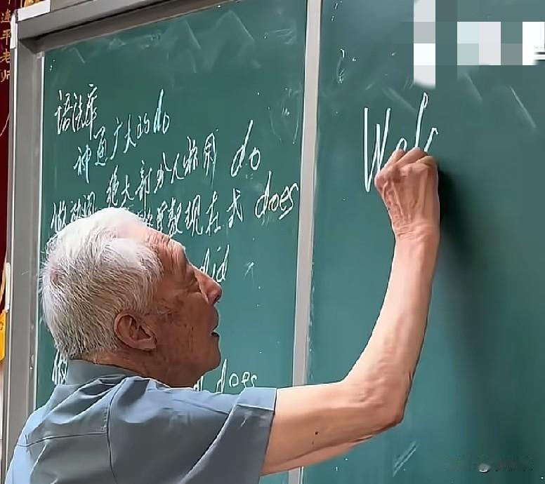 7月5日，安徽省马鞍山在和县乌江镇卜陈村“未成年人之家”教室里，99岁的退老师叶