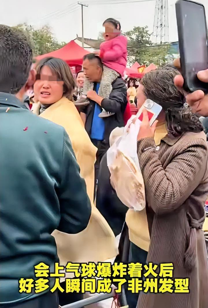 人能惹多大祸？集会上卖氢气球的小贩摊大事了，氢气球突然在人群中爆炸了，好消息是没