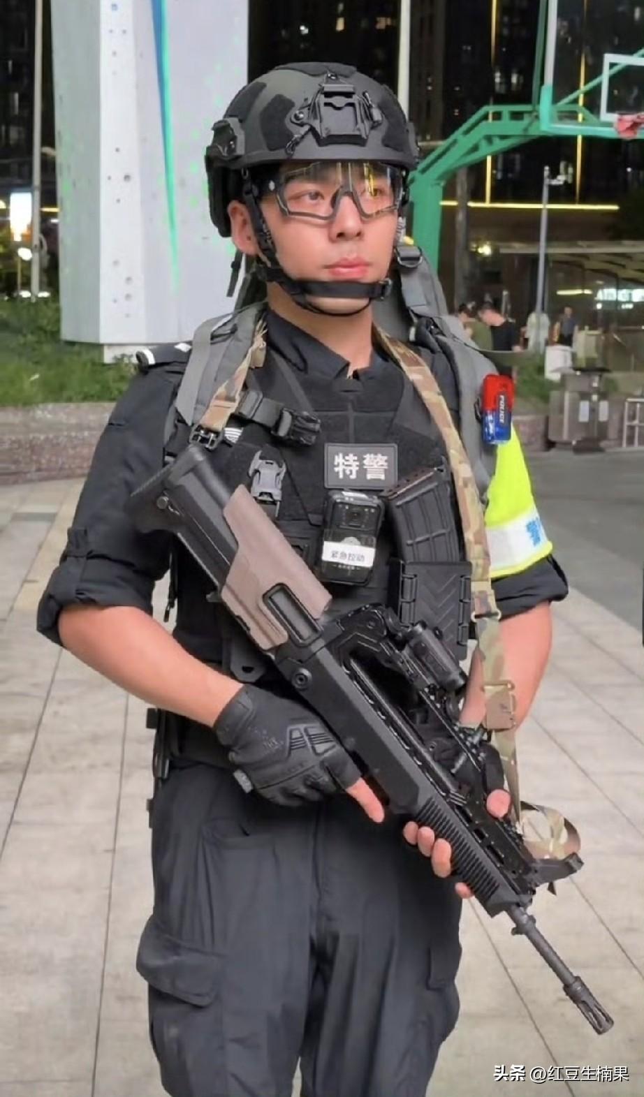 执勤为什么弹匣不装上呢！要是受到近距离的袭击怎么办，根本没有时间装上弹匣在射击。