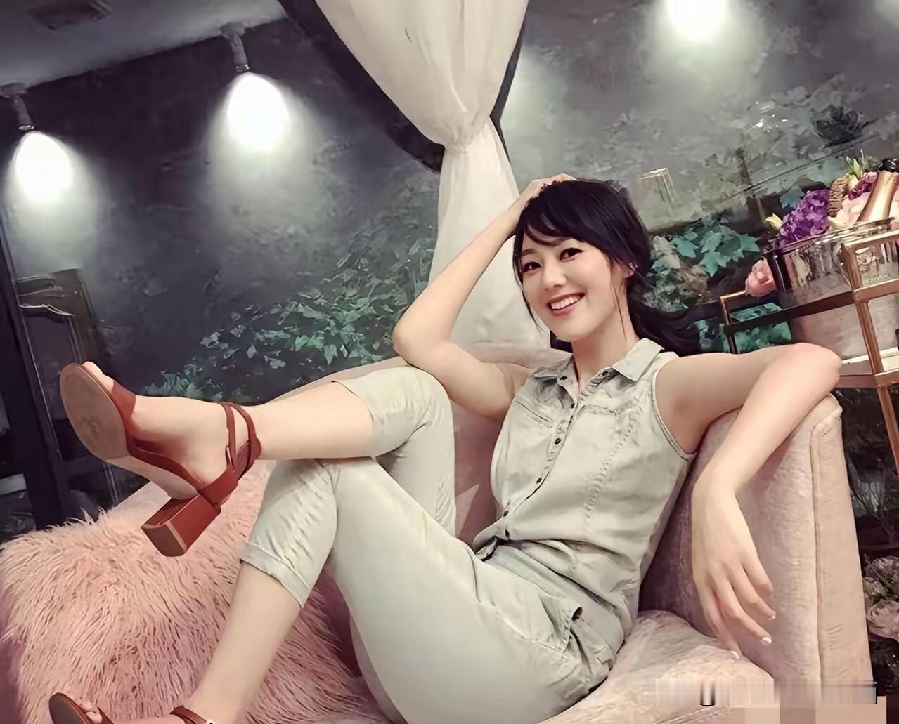 果然，自信的女人真美，不穿的花里胡哨，不戴首饰，连发型都是一般般的随便的盘起来，