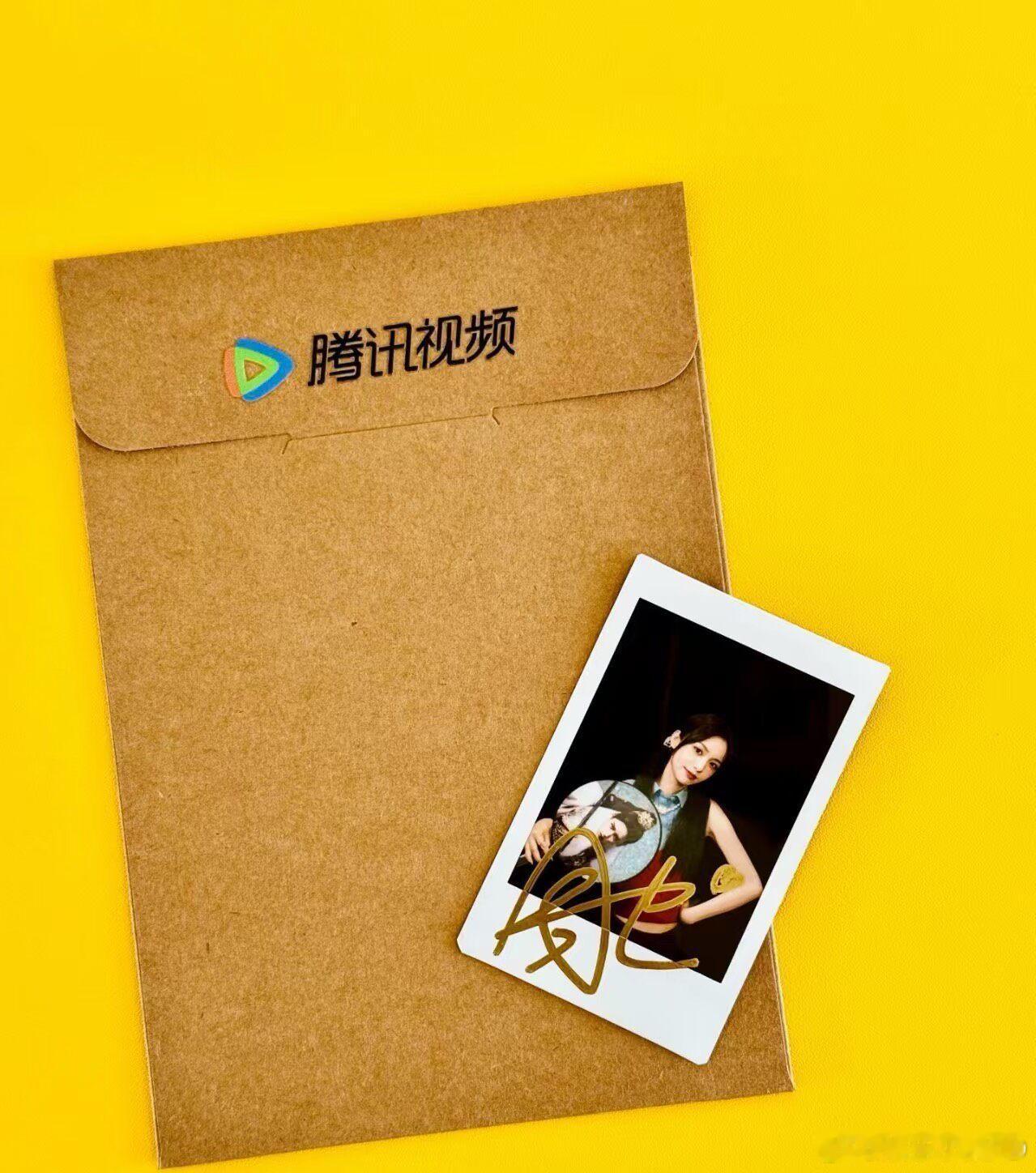 周也签名拍立得 ​​​