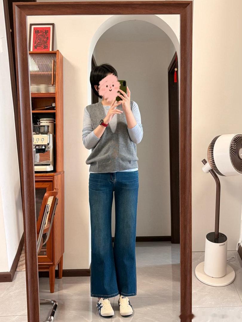 又是一条版型很棒的微喇牛仔裤！软软弹弹～好凉快呀！早上骑车穿长袖都有点冷，得上外